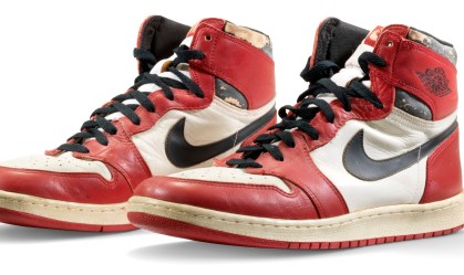 Tênis usado por Michael Jordan em 1985 é vendido por R$ 3,3 milhões