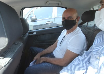 Ex-assessor parlamentar Fabrício Queiroz é visto dentro de um carro do Tribunal
