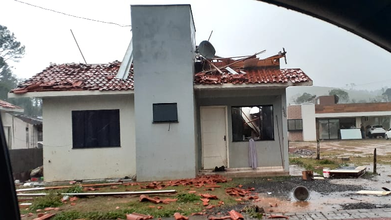 Destruição causada por tornado em Santa Catarina; ao menos 16 pessoas ficaram fe