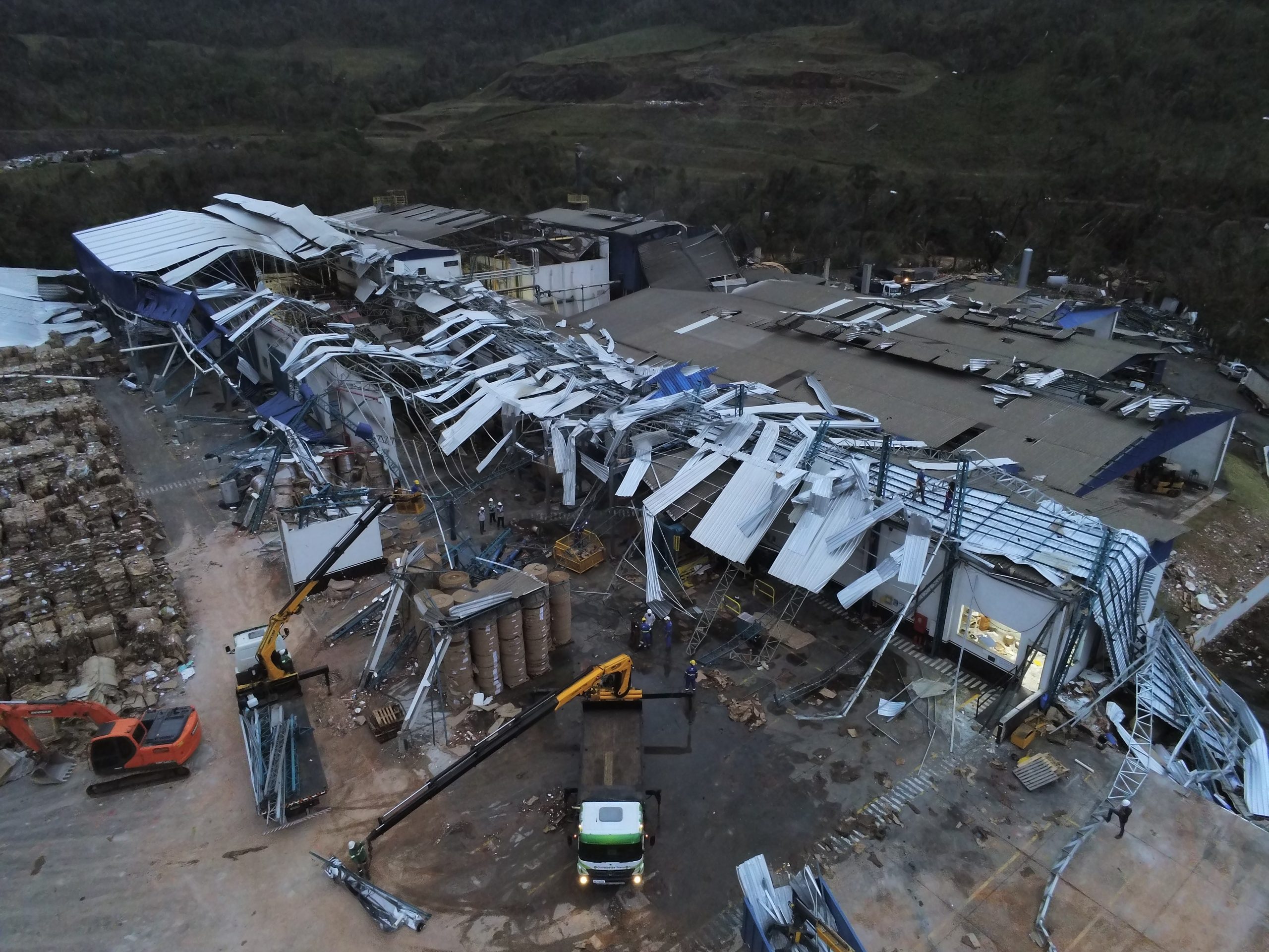 Galpão destruído pela passagem de tornado em Tangará, cidade de Santa Catarina