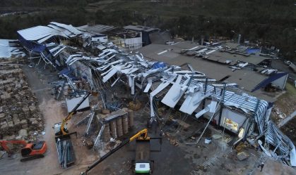 Galpão destruído pela passagem de tornado em Tangará, cidade de Santa Catarina