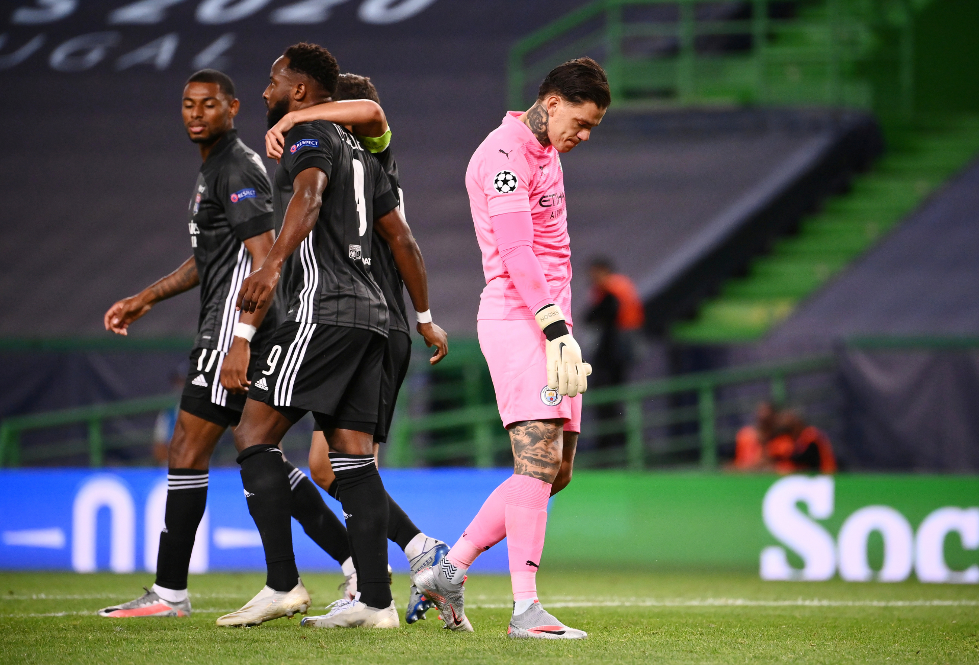 Moussa Dembelé comemora gol do Lyon contra Manchester City na Liga dos Campeões