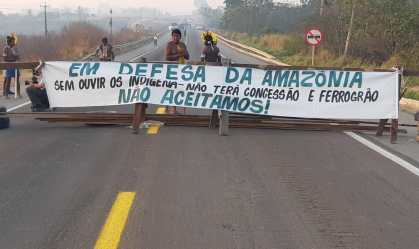 Índios bloqueiam rodovia que liga Pará ao Mato Grosso em protesto