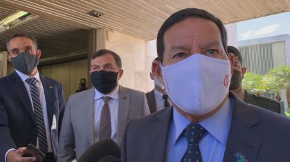 O vice-presidente Hamilton Mourão (PRTB) fala a jornalistas em Brasília