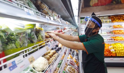 Nova onda de Covid-19 volta a pressionar trabalhadores essenciais nos EUA
