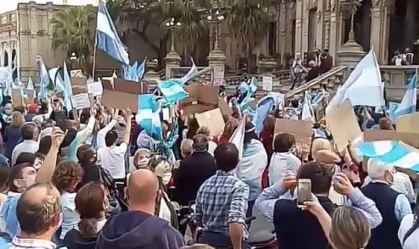 Milhares protestam na Argentina contra resposta do governo à pandemia