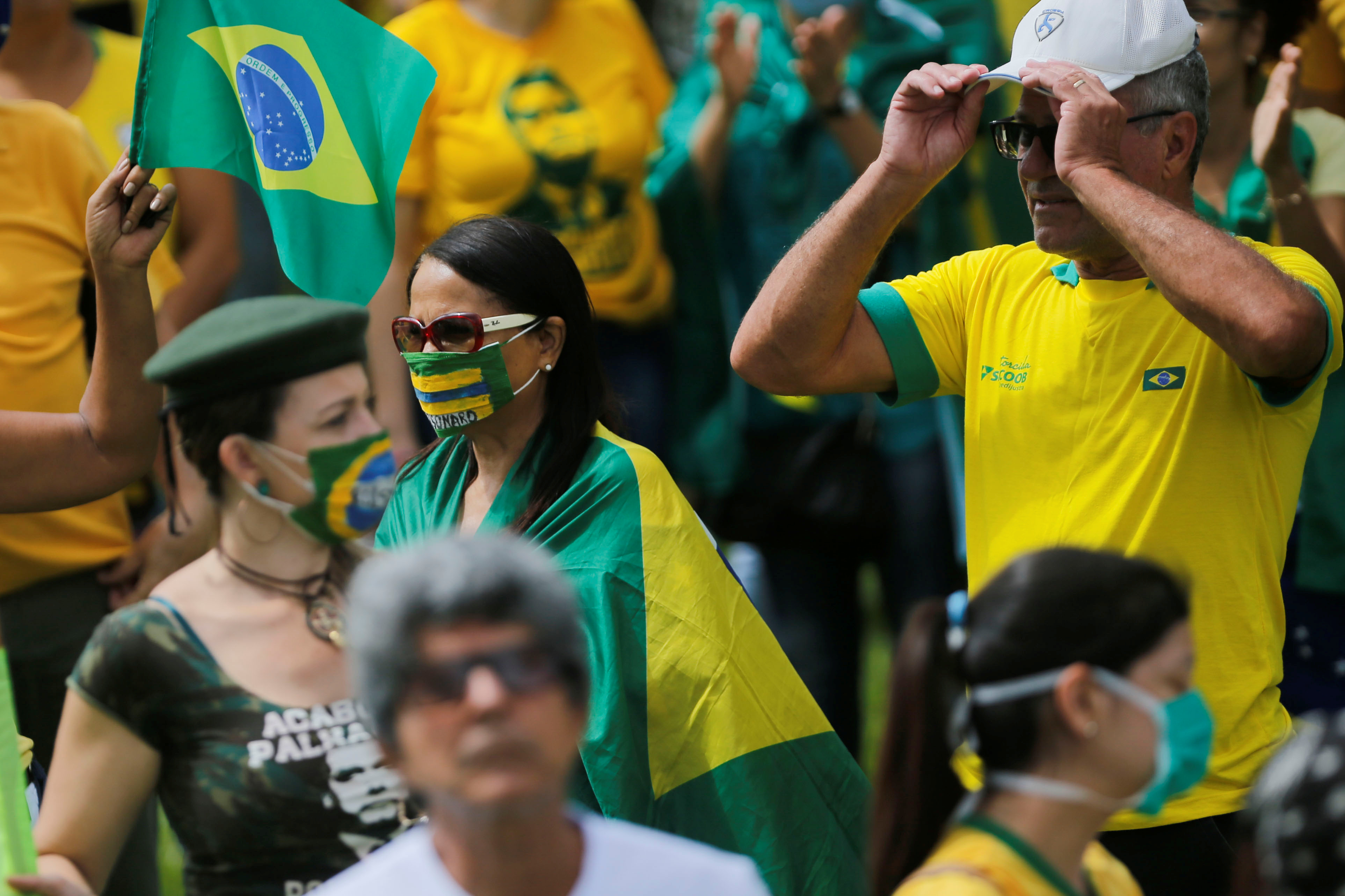 Em Brasília, manifestantes pró-governo usam máscara contra coronavírus