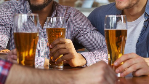 Pessoas bebendo cerveja