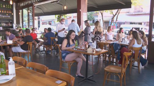Clientes em restaurante que voltou às atividades em São Paulo