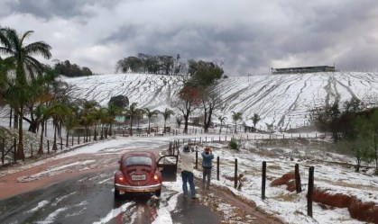 Temporal com granizo muda a paisagem de cidades no Sul de Minas Gerais
