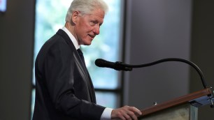 Departamento de Justiça dos EUA libera documentos e Bill Clinton aparece em novas fotos