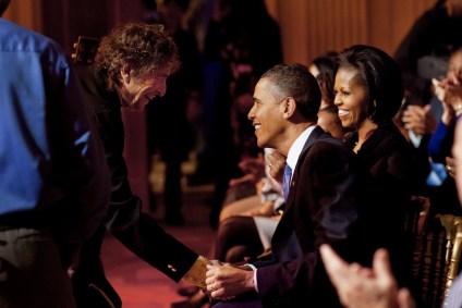 Bob Dylan cumprimenta Barack Obama após show na Casa Branca