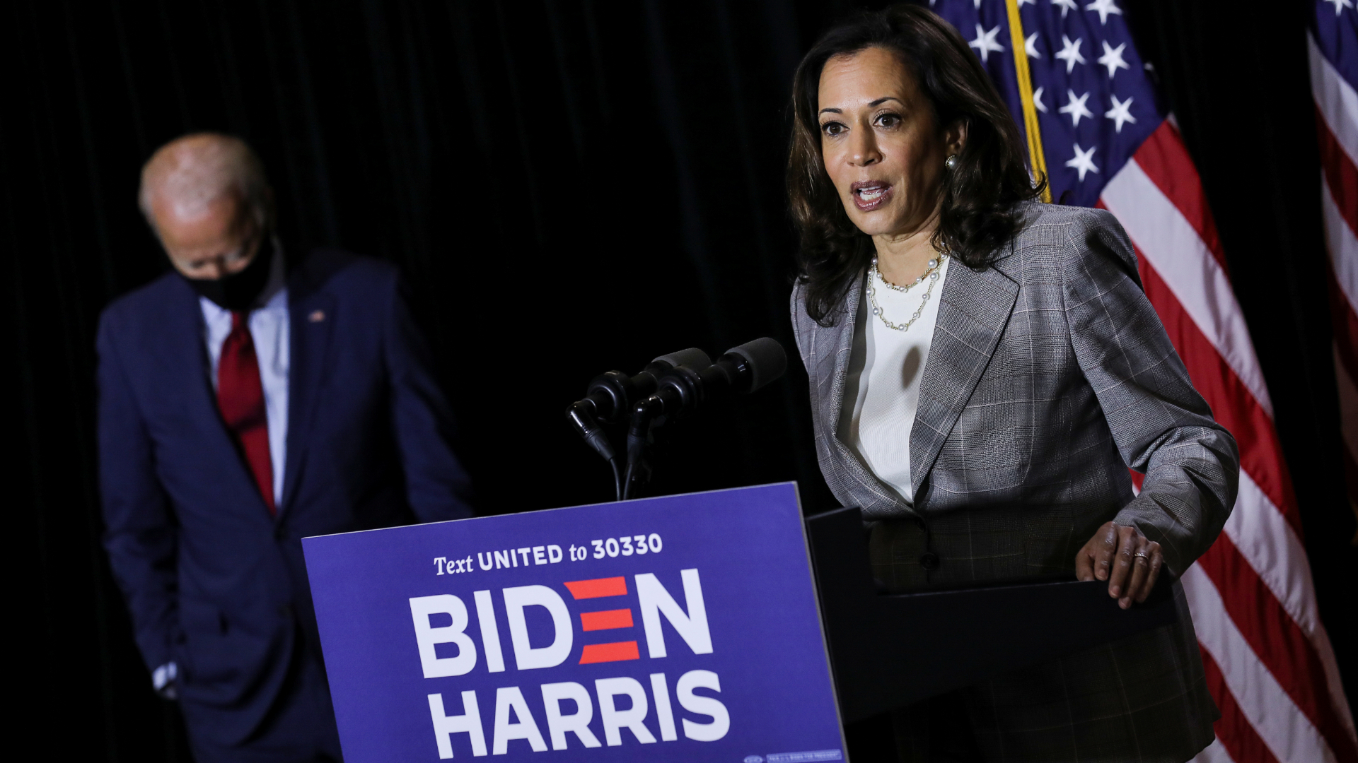Kamala Harris discursa ao lado de Joe Biden
