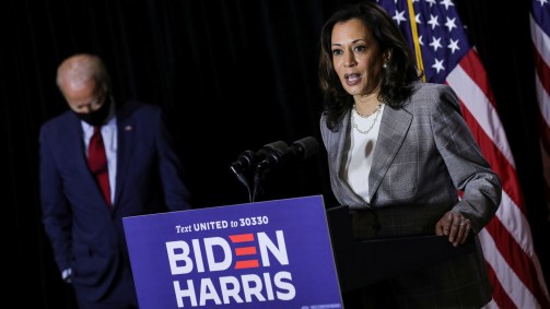 Kamala Harris discursa ao lado de Joe Biden