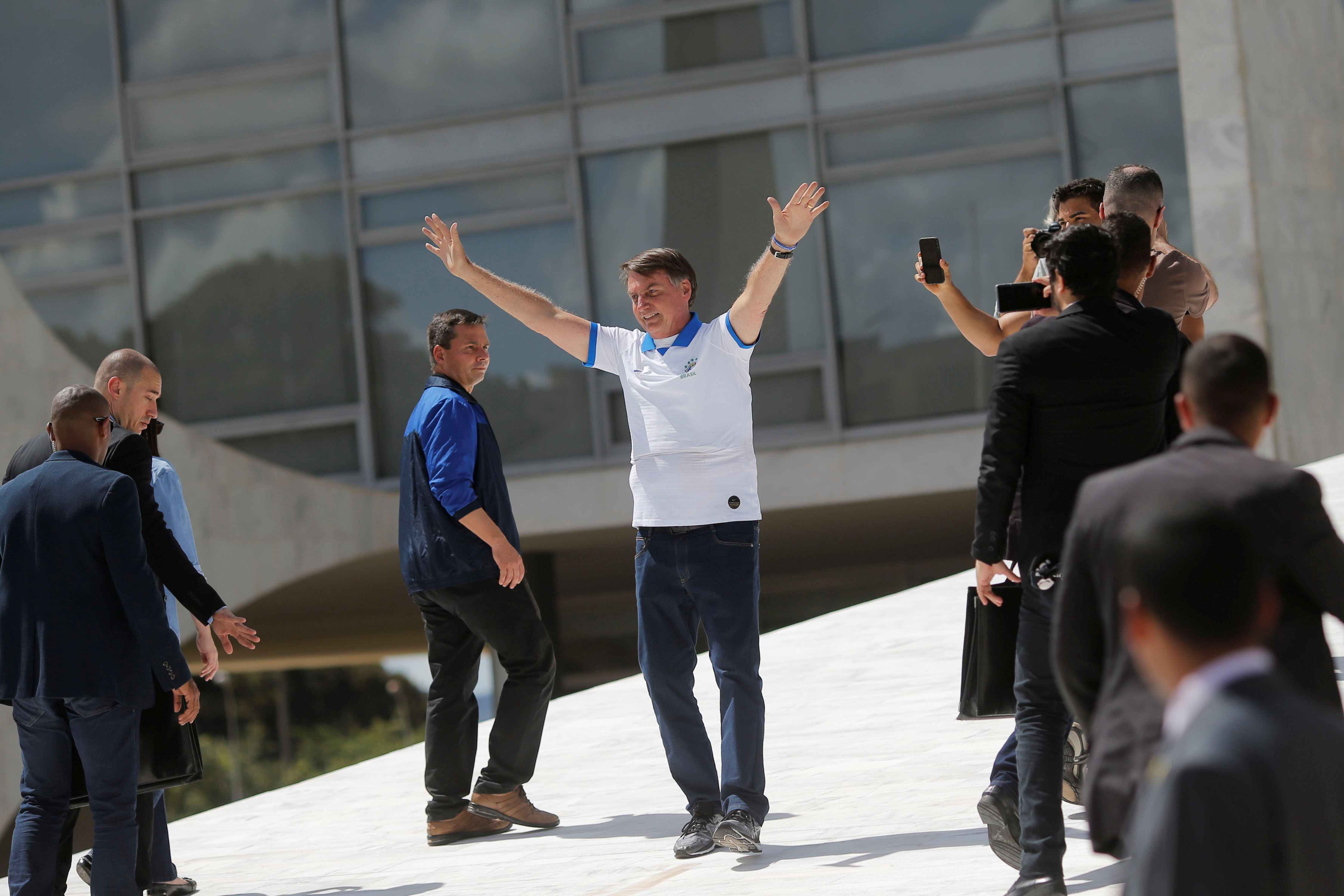 Na rampa do Palácio do Planalto, Bolsonaro acena a manifestantes 
