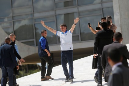 Na rampa do Palácio do Planalto, Bolsonaro acena a manifestantes