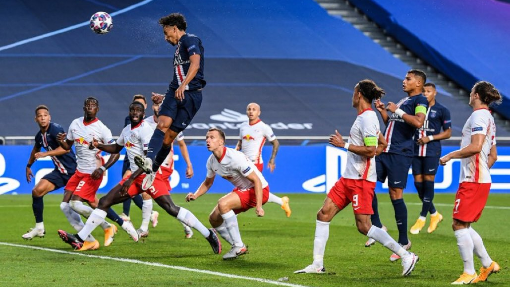 Marquinhos sobe sozinho para marcar o primeiro gol do PSG contra o RB Leipzig