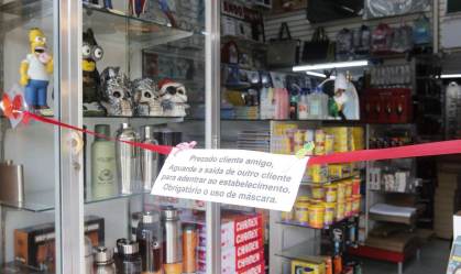 Renda sobe, poupança dispara: a peculiar recessão da pandemia no Brasil
