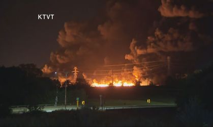Incêndio de grandes proporções atinge fábrica de plástico no Texas, nos Estados 