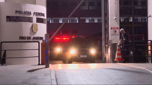 Carros da Polícia Federal em nova fase da Operação Lava Jato no RJ