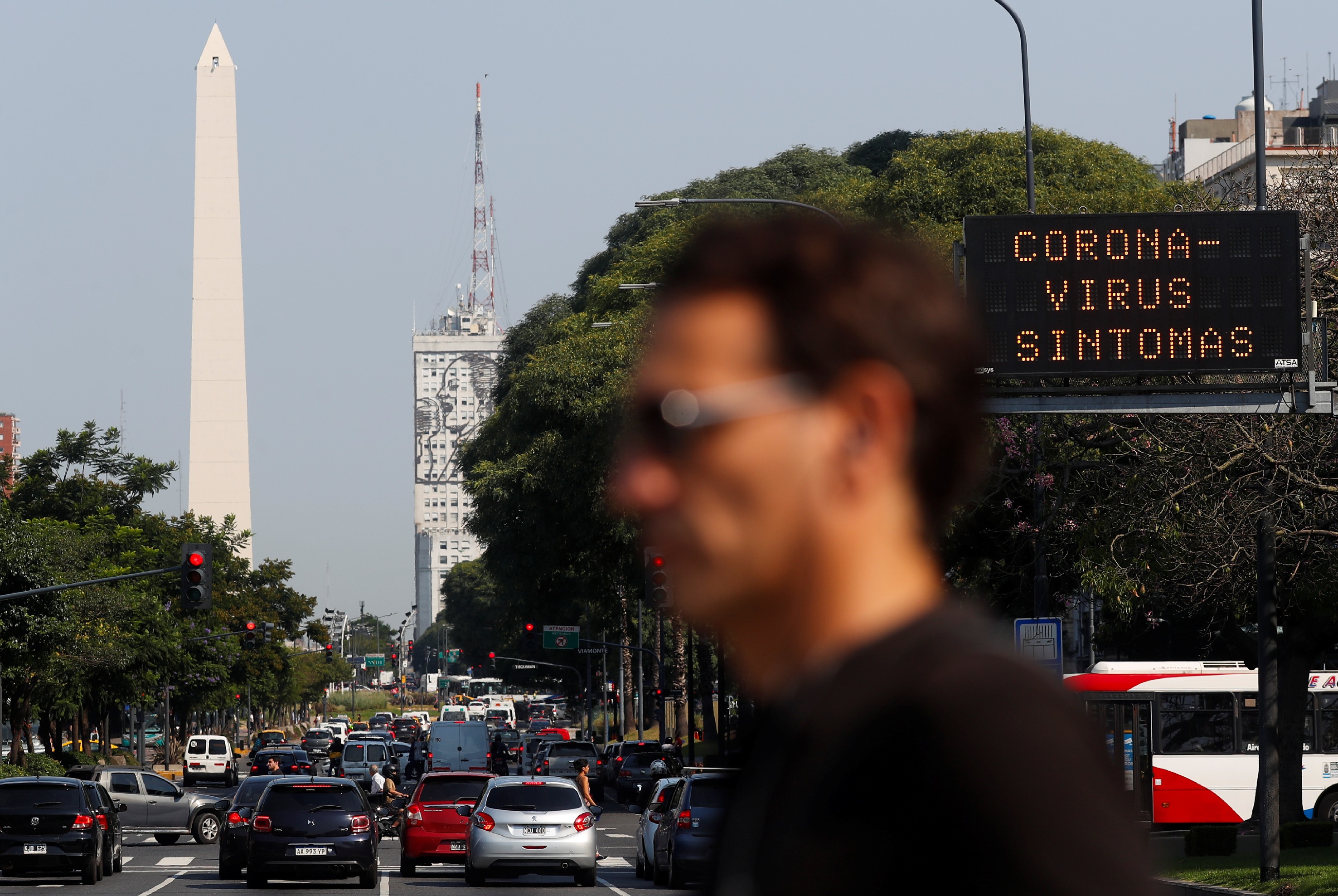 Painel mostra "sintomas do coronavírus" em Buenos Aires