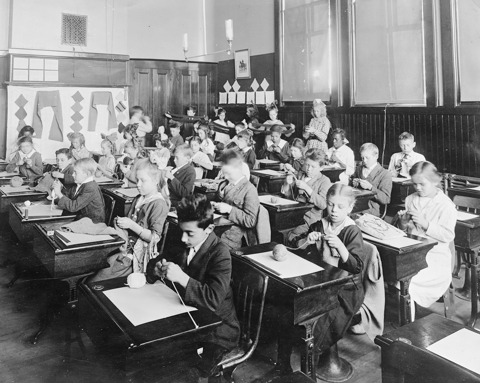 Alunos em escola mantida pela Cruz Vermelha em Nova Jersey em 1917 ou 1918