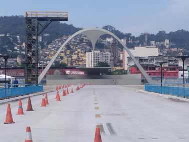 Sambódromo no Rio de Janeiro: incertezas sobre o Carnaval afetam escolas