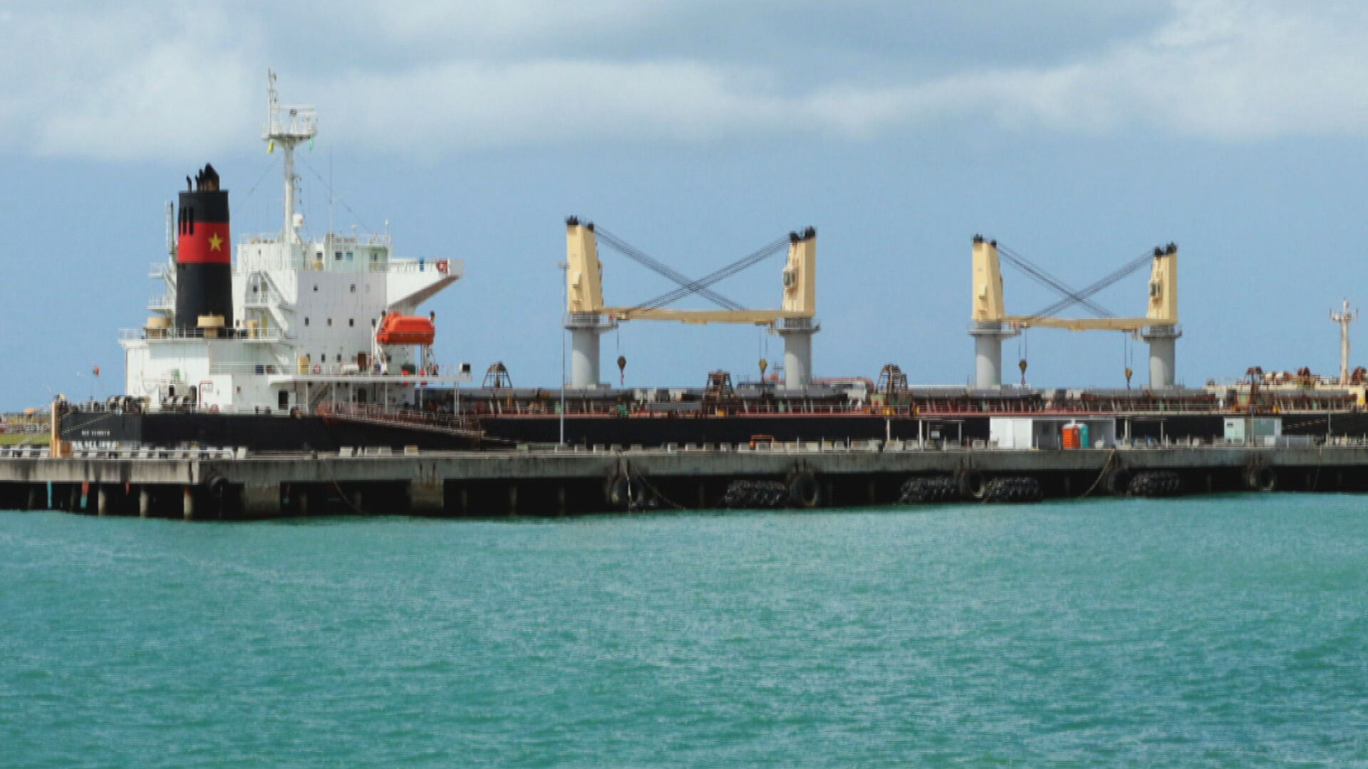 Navio atracado em Pernambuco