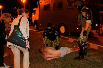 Forças de segurança de Belarus prendem manifestante após eleição presidencial