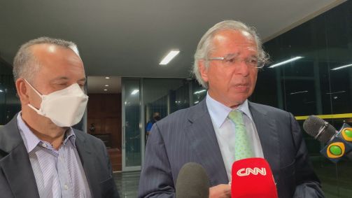 O ministro da Economia, Paulo Guedes, fala à imprensa em Brasília