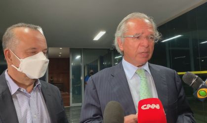 Derrubada de veto ao aumento dos servidores é 'crime contra o país', diz Guedes