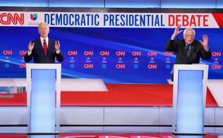 Joe Biden e Bernie Sanders em debate 