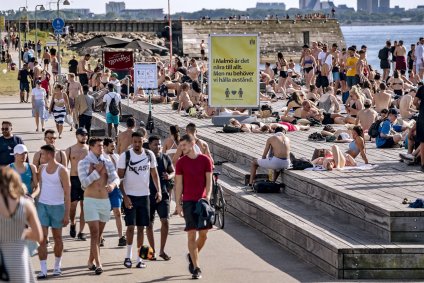 Praia lotada na Suécia durante a pandemia