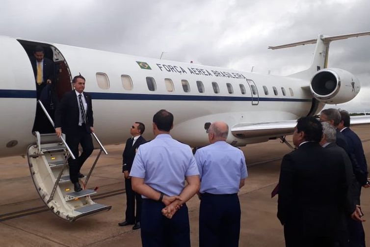 Bolsonaro desembarca de avião