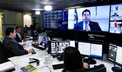 O presidente do Senado, Davi Alcolumbre, conduz sessão virtual