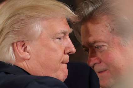 Trump conversa com Steve Bannon