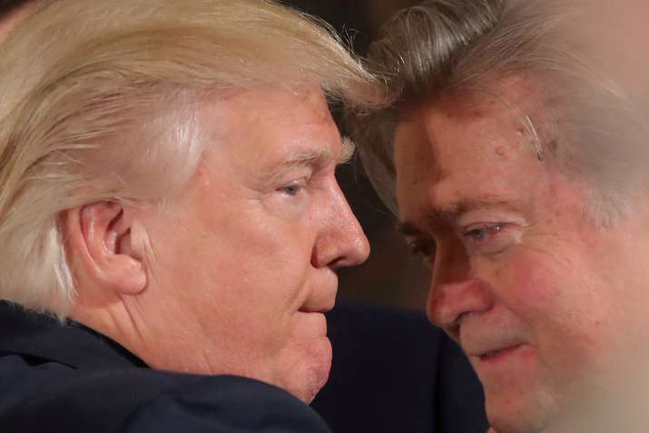 Presidente dos EUA, Donald Trump, ao lado de Steve Bannon em 2017 / Carlos Barria/Reuters