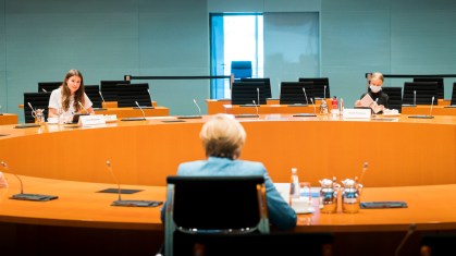 Greta (D) e Luisa Neubauer se reuniram com Angela Merkel