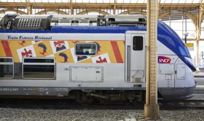 Trem-bala para na França e tira passageiro que se recusou a usar máscara