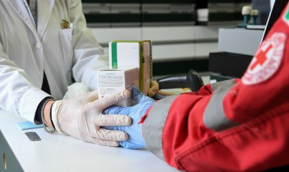 Voluntário da Cruz Vermelha compra medicamentos na Itália