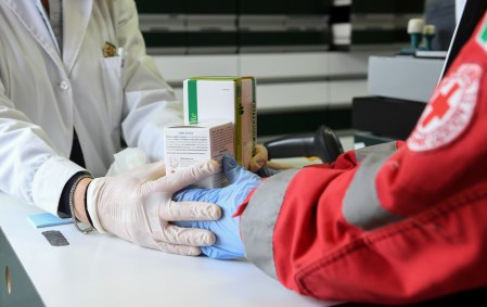 Voluntário da Cruz Vermelha compra medicamentos na Itália