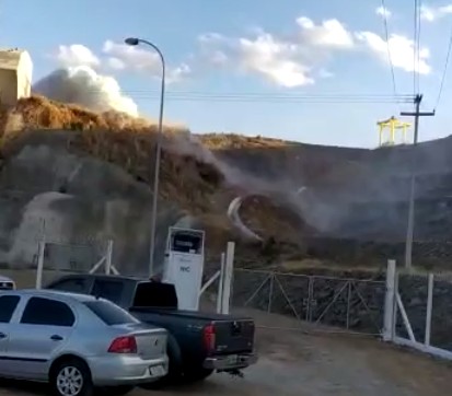 Momento em que água começa a vazar em obra de transposição do São Francisco