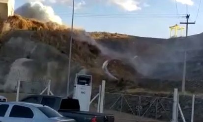 Veja momento em que duto de barragem se rompe no Ceará; 2 mil deixam suas casas