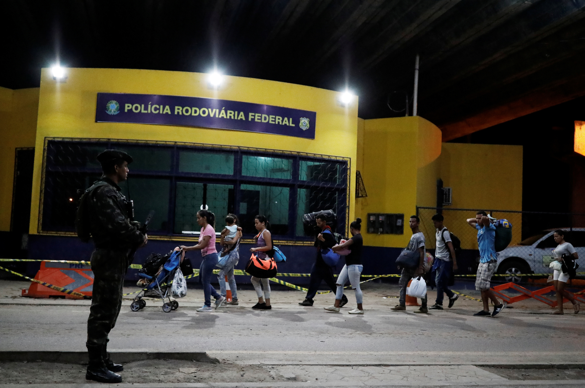 Venezuelanos entram no Brasil por Pacaraima Venezuelanos entram no Brasil por Pacaraima