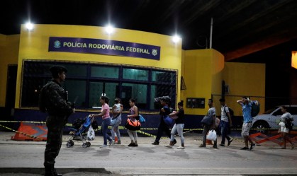 Venezuelanos entram no Brasil por Pacaraima