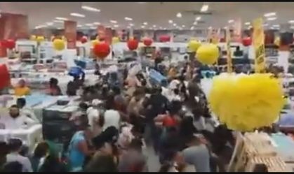 Multidão em loja do Rio de Janeiro