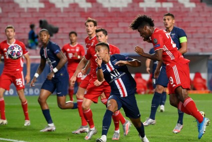Kingsley Coman cabeceia para o gol do título europeu do Bayern de Munique