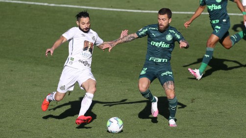 Lucas Lima (D) e Pará disputam lance em clássico Palmeiras x Santos, no Morumbi