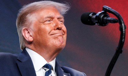 'Indo bem, eu acho', diz Trump em hospital militar