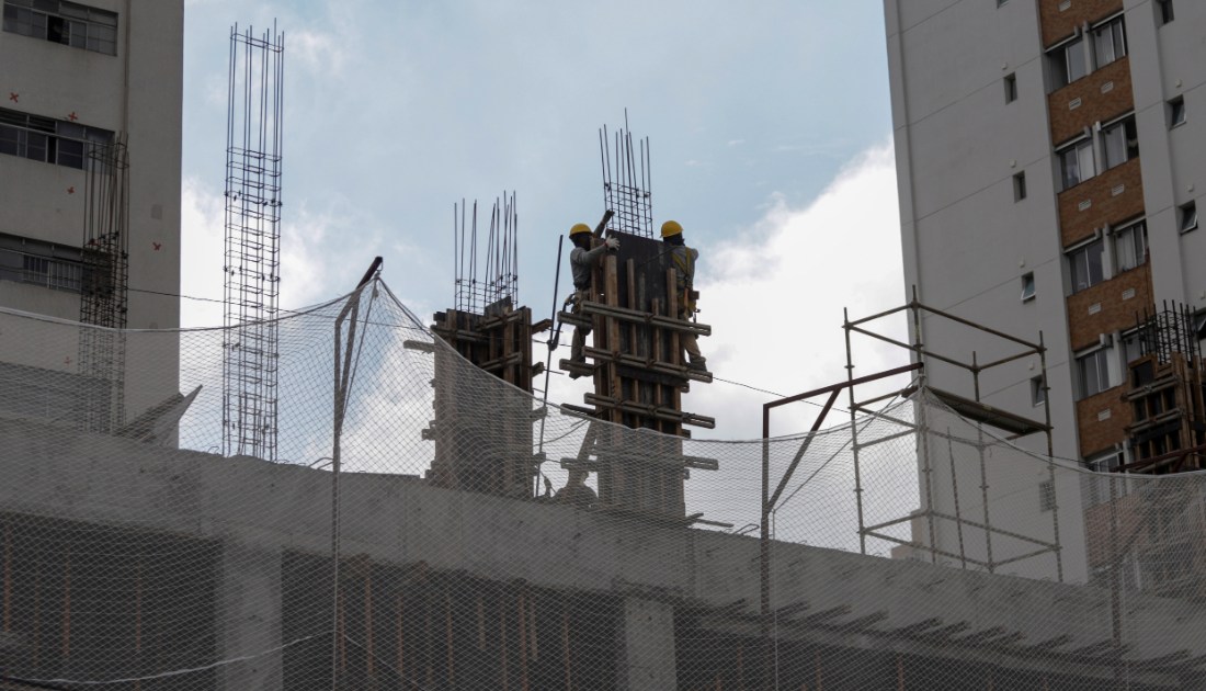 Receio com fim da 6×1 são alta dos custos e atraso de obras, diz CBIC